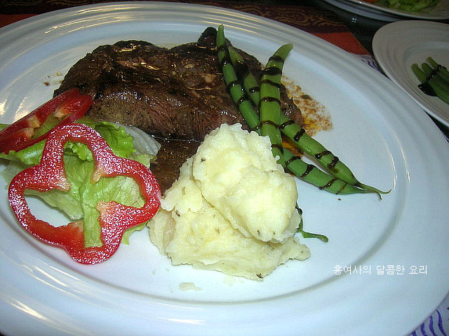 와인의 깊은 풍미가 스테이크의 맛을 한층 살려주는 <와인소스 스테이크>