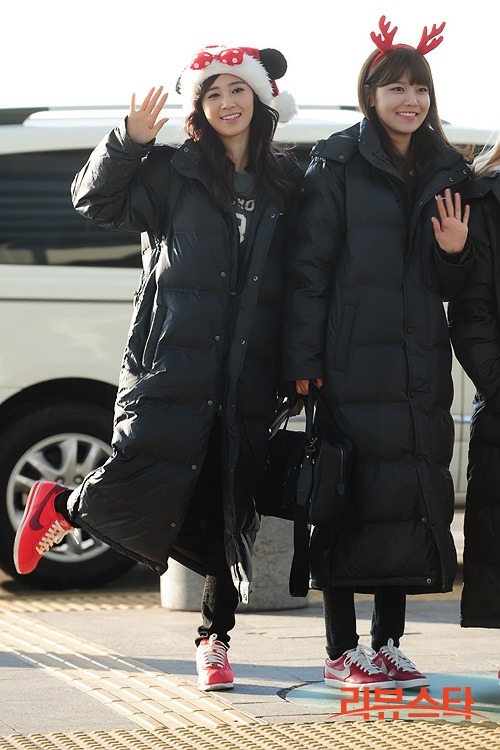 [PIC][24-12-2012]SNSD khởi hành đi Nhật Bản vào sáng nay + 8 thành viên đeo bờm giáng sinh trước sân bay + Sunny vắng mặt vì ốm 132B104050D7A7682DAAA2