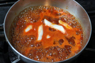 한입 먹으면 바로 중독이 되는 - 만두 떡볶이