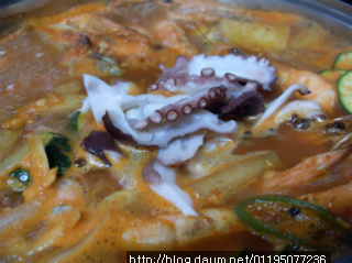 단맛이 날 정도로 싱싱한 새우홍합두부탕