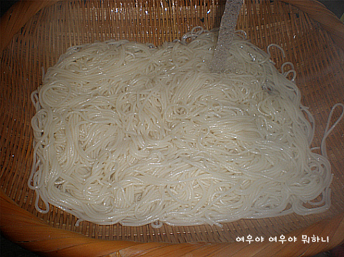 오늘저녁 맥주한잔 어떠세요-매운 골뱅이 소면^^
