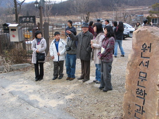 주민 여러분! 삽 들고 회관 앞으로 모이쇼잉! 