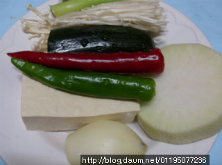 단맛이 날 정도로 싱싱한 새우홍합두부탕