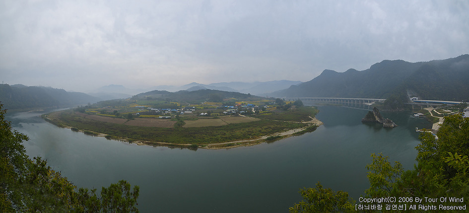 한폭의 수묵화 같은 절경을 보여주는 도담삼봉과 석문