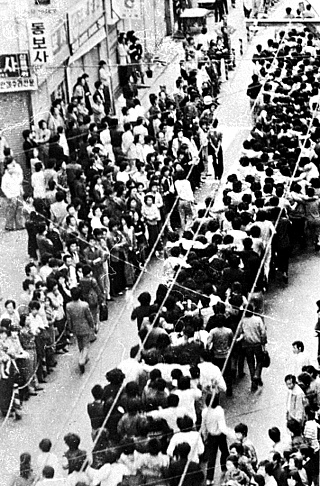 ‘똘마니들’ 역사의 주인이 되다 / 한겨레