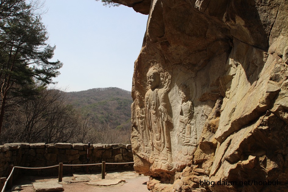 백제의 미소로 유명한 마애삼존불