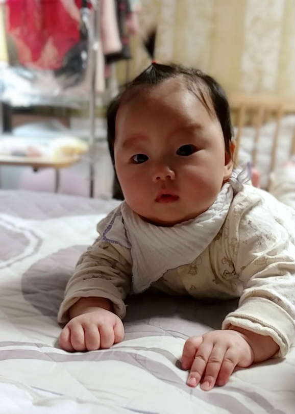 [망고맘 육아일기 생후 115일] 첫 뒤집기 성공, 첫 머리묶기, 솔리스 분유포트, 네오플램 이유식 세트