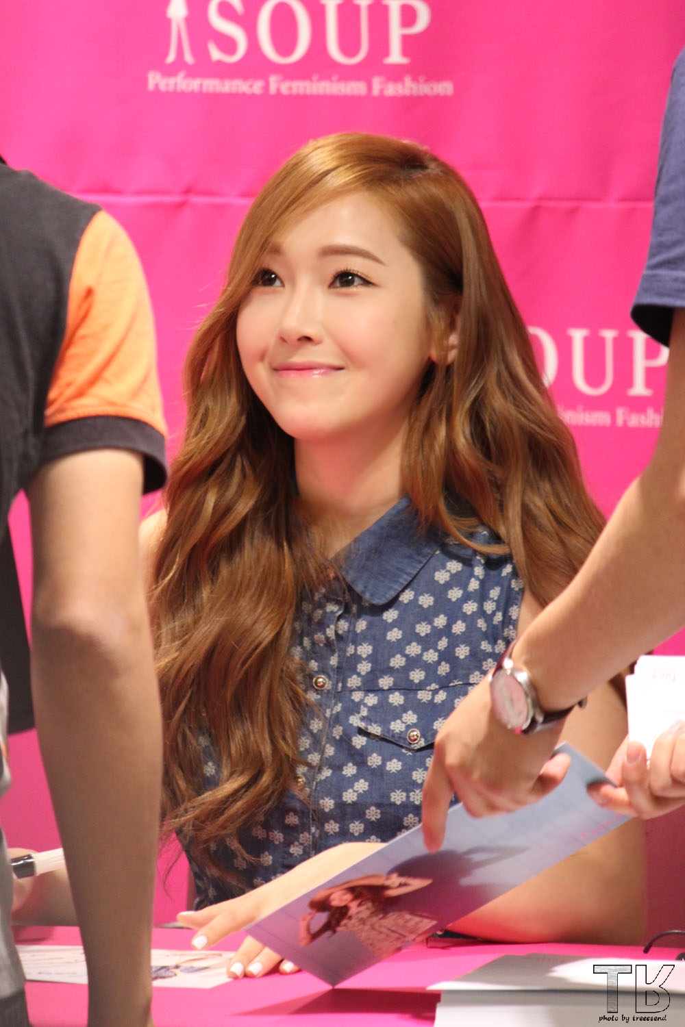 [PIC][14-06-2014]Jessica tham dự buổi fansign lần 2 cho thương hiệu "SOUP" vào trưa nay 24044C4A53AE8E6F2D756F